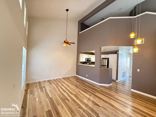 Building Photo - Beautifully Maintained 2Bdm 2Ba Two-story ...