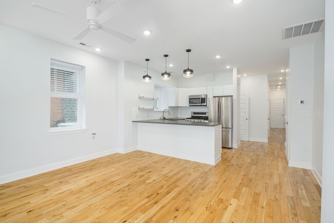 Building Photo - 4300 Larchwood Ave