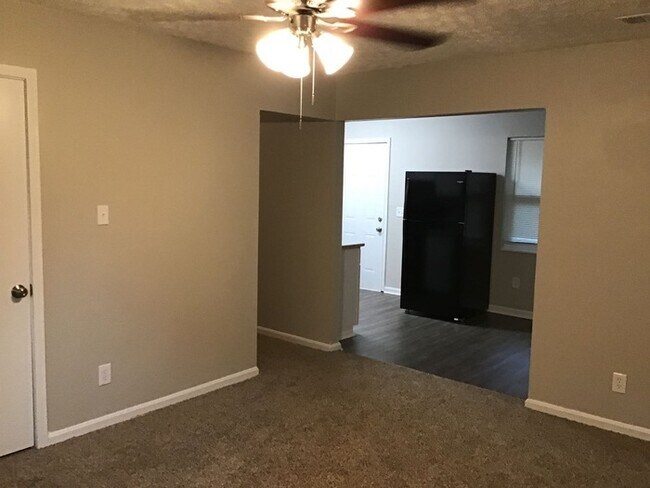 Foto del edificio - 5044 Wellborn Dr