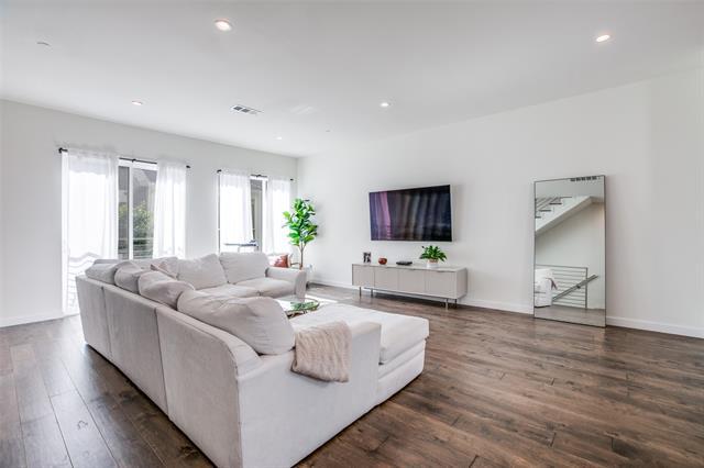 Foto del edificio - 4545 Bowser Ave