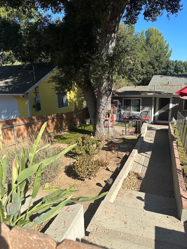 Foto del edificio - 842 Katherine Rd