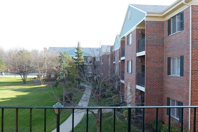 Side view of buiildings - 1522 N River West Ct