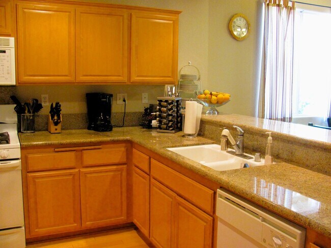 Building Photo - Spacious Home in Gated Community