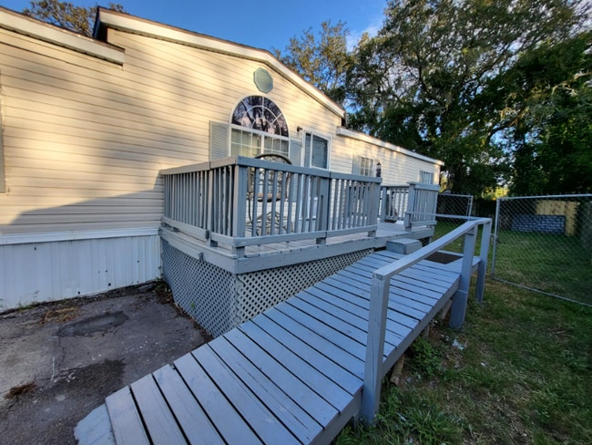 Building Photo - 829 Louise St