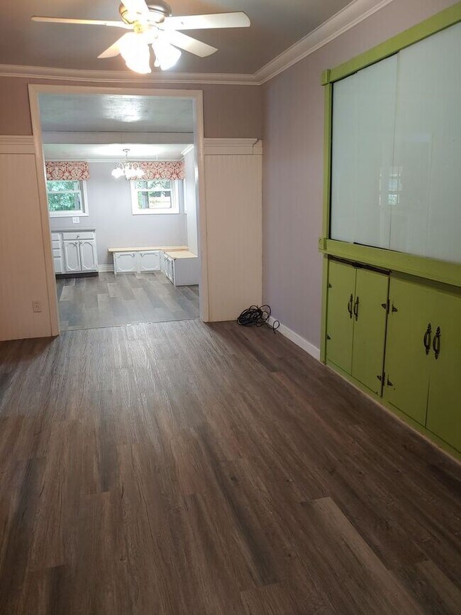 Foto del edificio - Charming 2 Bedroom Cottage with an Office
