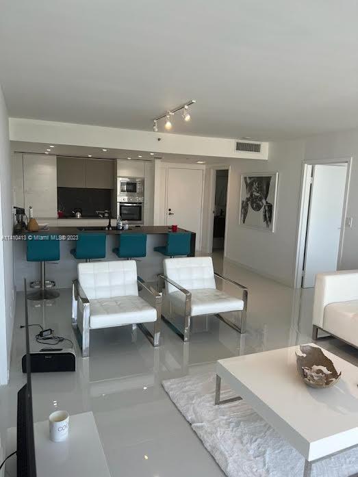 Foto del edificio - 7601 E Treasure Dr