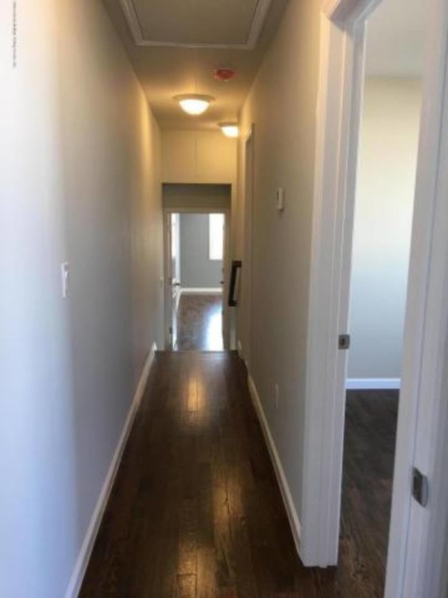 Building Photo - 586 Woolley Ave