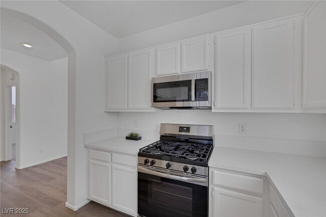 Building Photo - Welcome to your new home! This charming si...