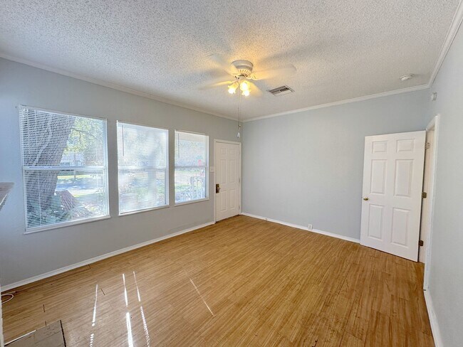 Foto del edificio - Cozy 2BR/1BA Duplex in South Tampa Plant H...