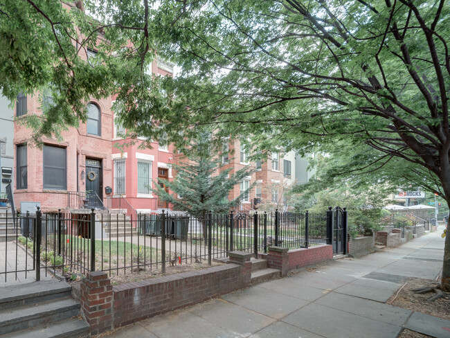Foto del edificio - 1022 Park Rd NW