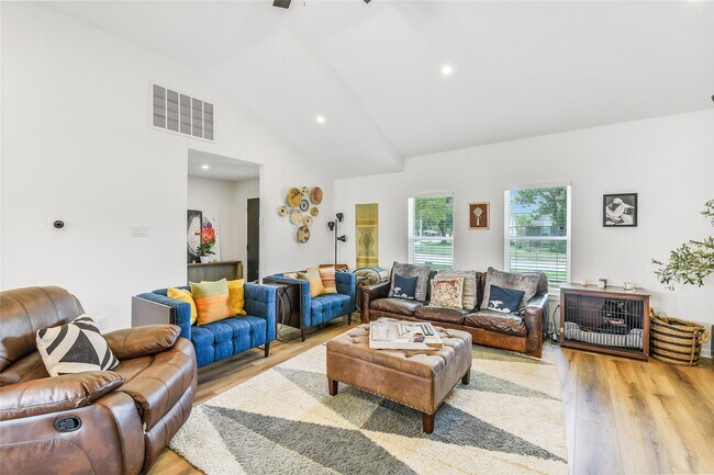 Building Photo - 2550 Roy Cir