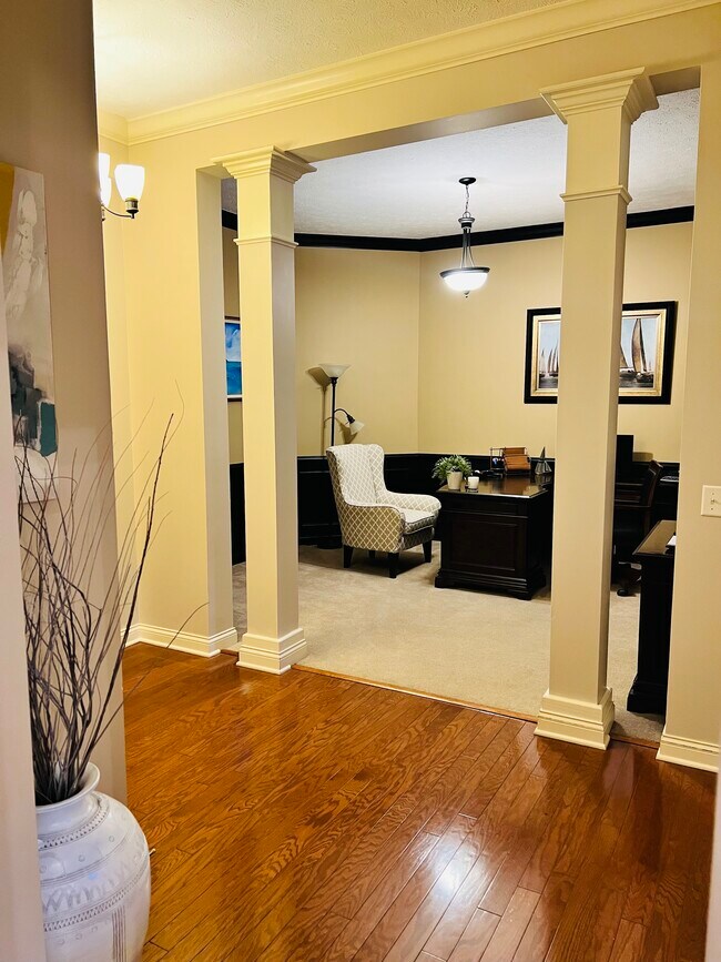 Front hallway - 1332 Trescott Dr