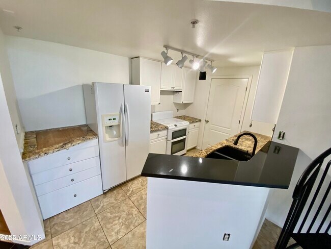 Foto del edificio - 1701 E Colter St