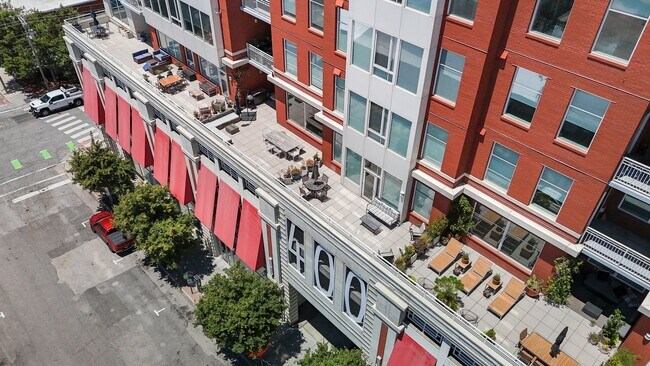 Foto del edificio - Modern 1-Bedroom with Downtown Raleigh Skyline Views