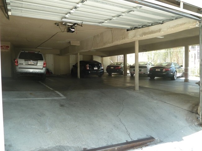 Building Photo - 2010 Hillcrest Rd