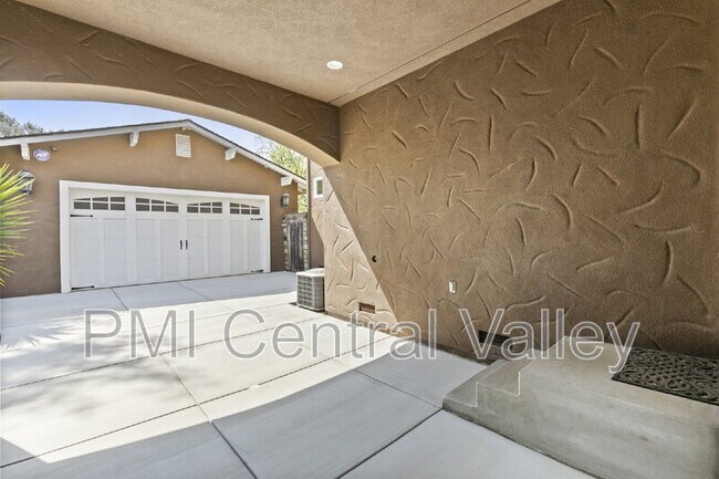 Building Photo - 2391 Palm Ave