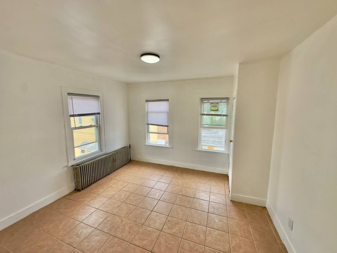 Primary Photo - 104 Henry St