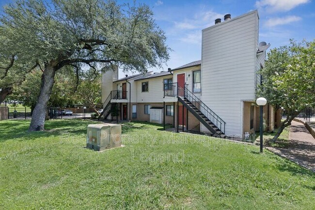 Foto del edificio - 6646 E Lovers Ln