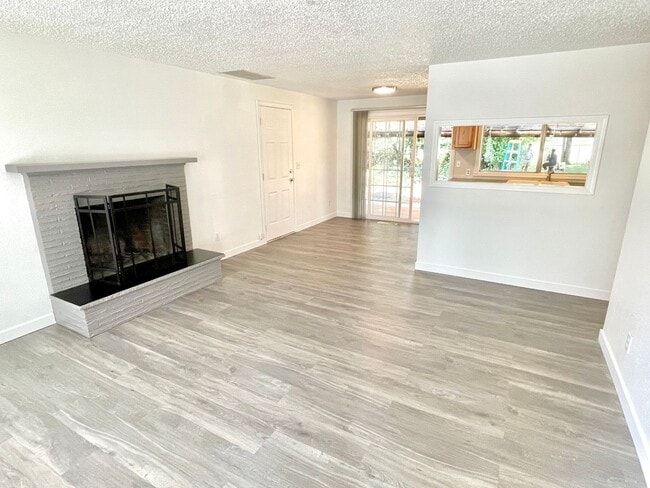Foto del edificio - Centennial Remodeled Ranch Home with Large, Fenced Backyard, Attached Garage, Laminate Hardwoods