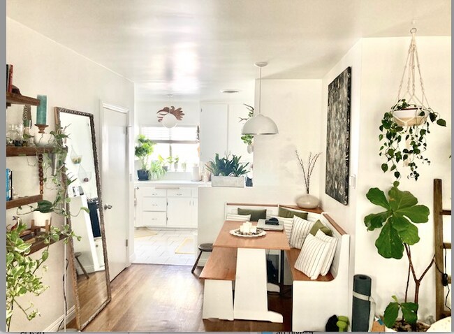 actual apt - 916 N Sweetzer Ave