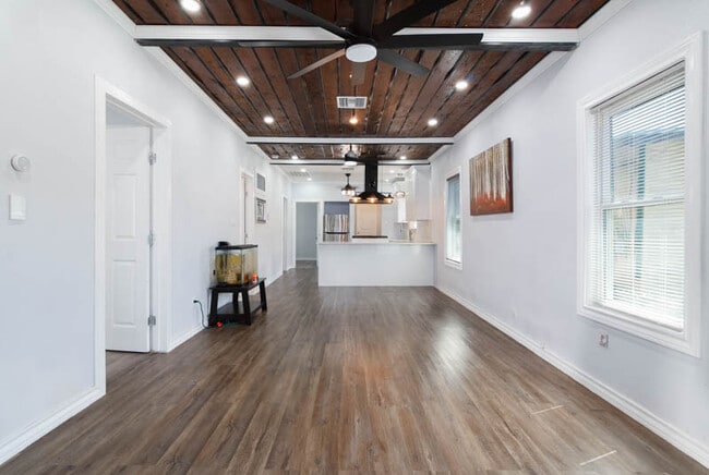 Photo - 560 W Highland Blvd House