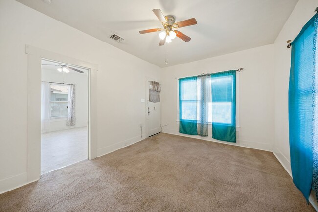 Building Photo - 2 Bedrooms and 1 Bathroom located in Denver Heights Subdivision