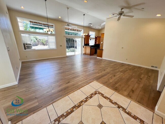 Foto del edificio - $5500 - Spacious 5 Beds 4 baths with large...