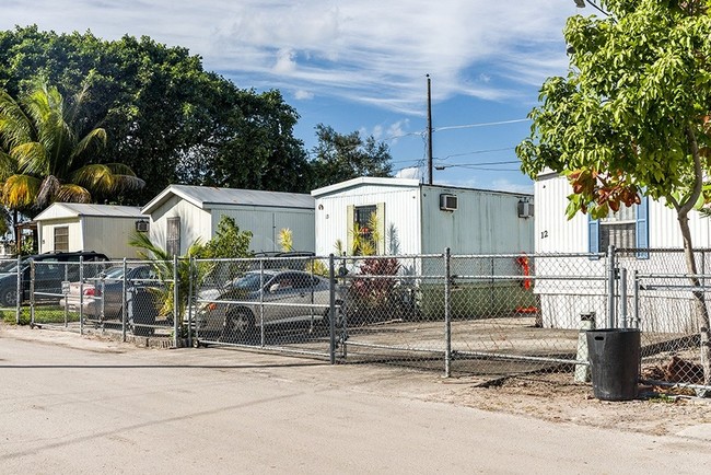 Foto del edificio - Palm Lakes Mobile Home Park