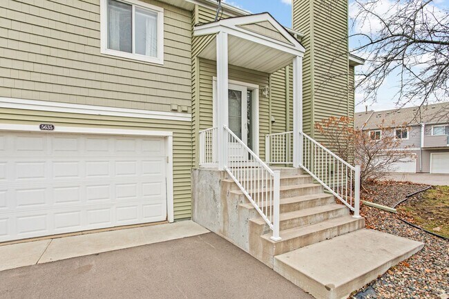 Foto del edificio - 3 bd, 2 bathroom, 2 car garage two level end unit town home