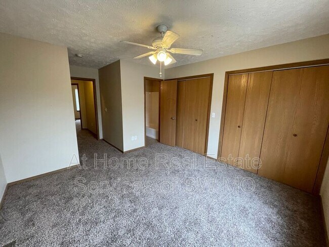 Building Photo - 5590 N Green Ln