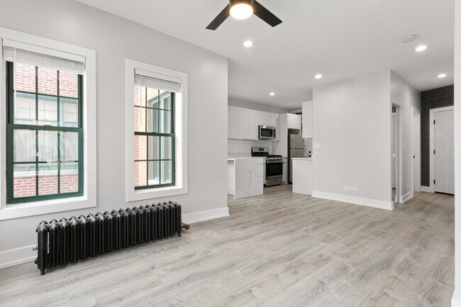 Building Photo - 7736 N Eastlake Terrace
