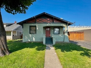 Building Photo - 604 S 12th Ave
