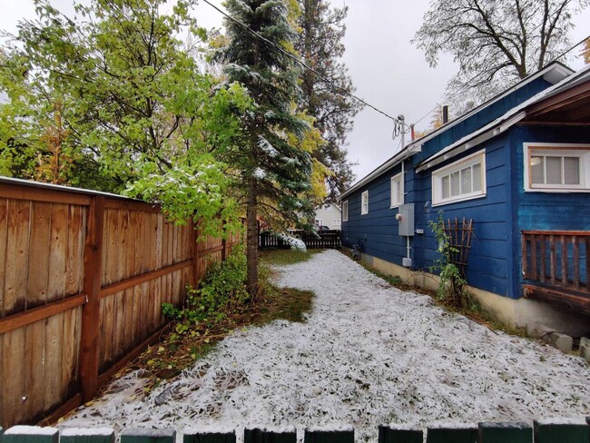 Building Photo - 5 Minutes from Downtown CDA!