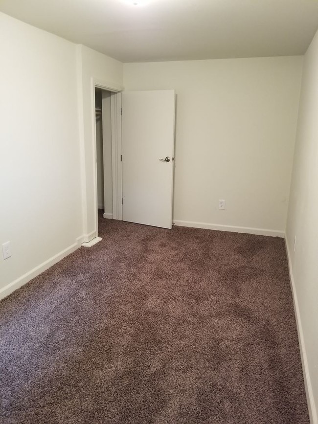 Building Photo - Studio, 1 bath House - 829 Warren Ave B