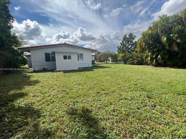 Building Photo - 3 bedroom in Hialeah FL 33010