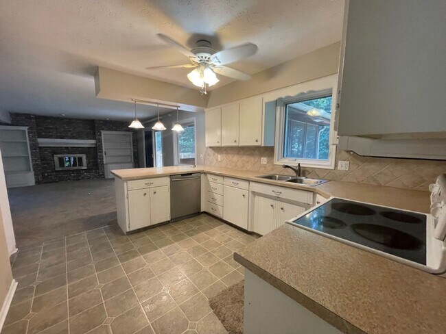 Building Photo - Large Home in Bellevue for Rent