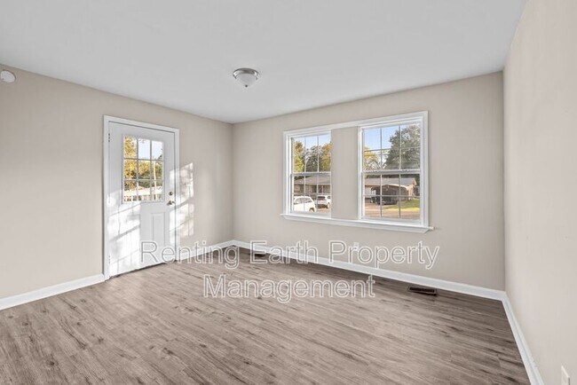 Building Photo - 2423 Circle Dr