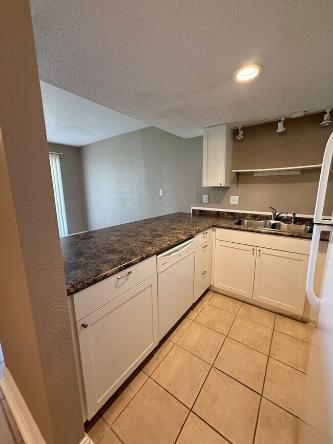 Building Photo - New Listing!