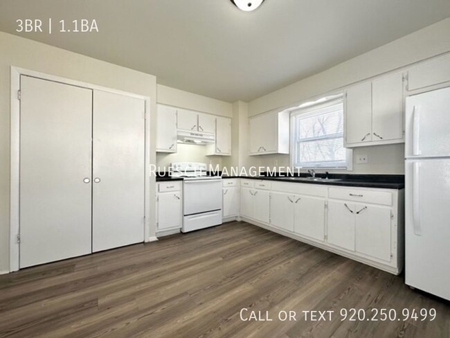 Building Photo - Beautiful 3 Bedroom 1.5 Bath Townhome Avai...