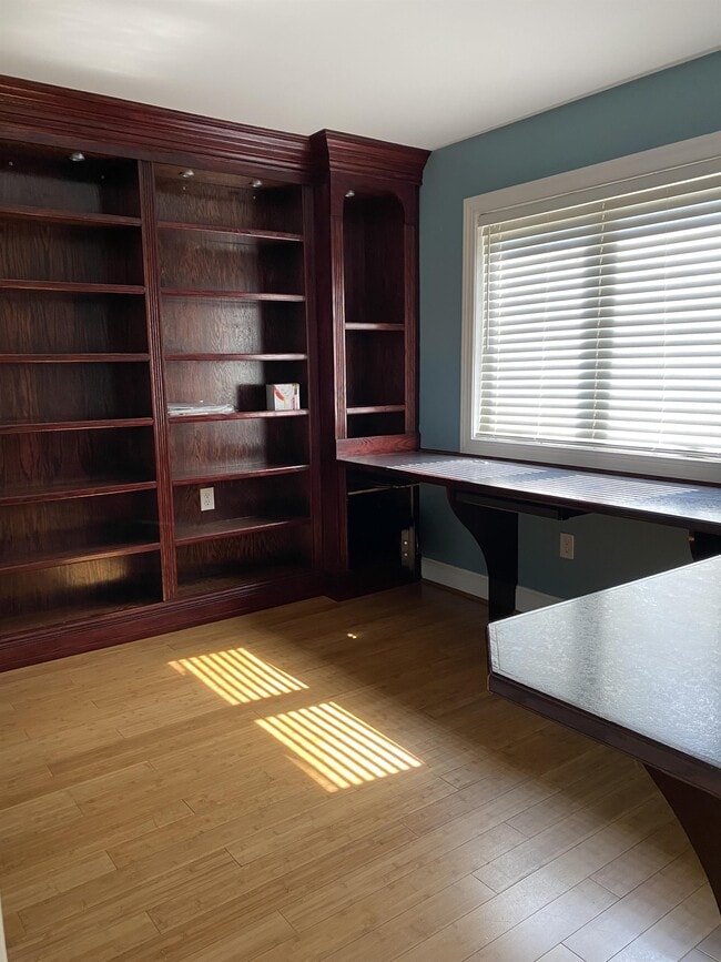 Building Photo - 321 Chickory Way