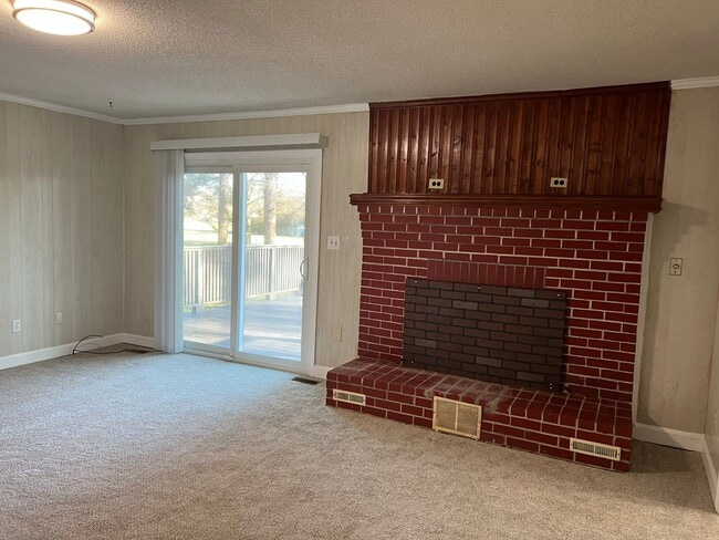Building Photo - 102 Hunters Trail W