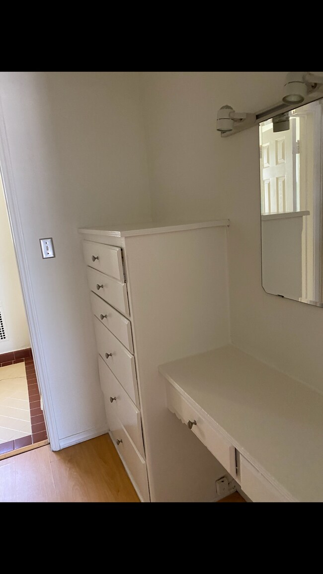 Powder Room - 6686 Maryland Dr