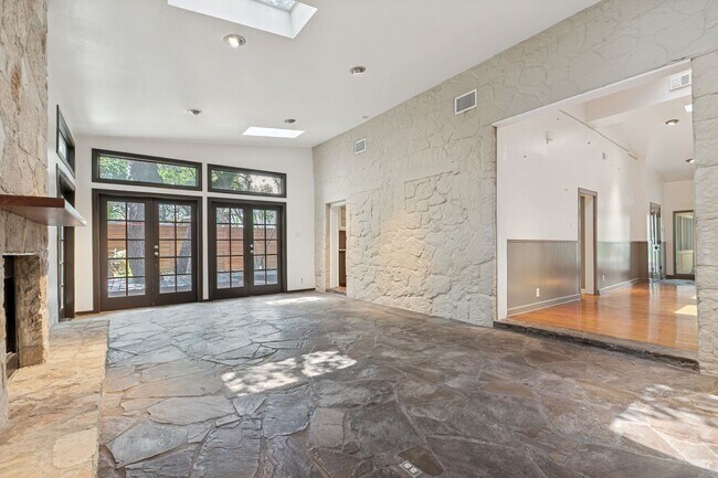 Foto del edificio - BEAUTIFUL 4-BEDROOM HOME IN ALAMO HEIGHTS