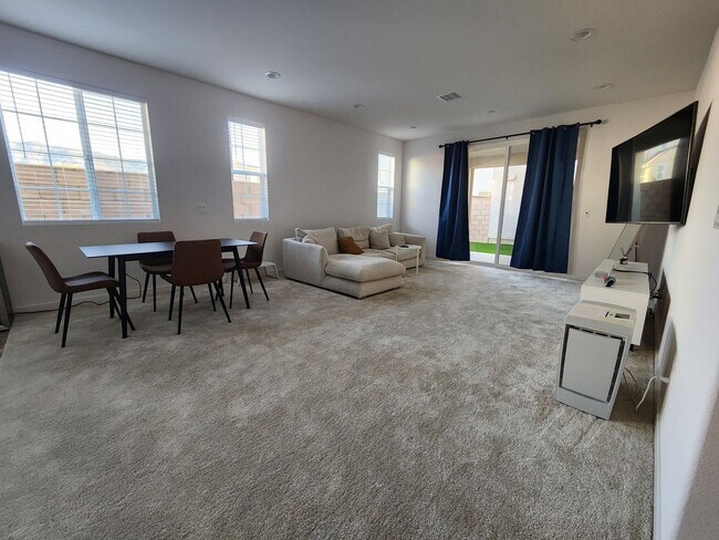 Foto del edificio - Modern 4BR Townhome in Fontana