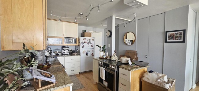 Building Photo - 2020 N Lincoln Park W