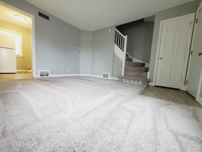 Building Photo - 2 Bed 1 Bath with Basement AND Garage AND AC