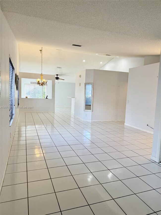 Building Photo - 4340 Pine Ridge Ct