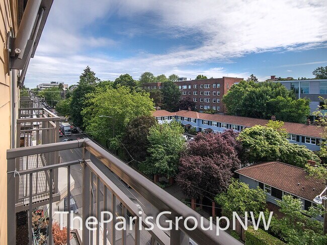 Foto del edificio - 1 MO FREE - Fab CapHill Condo * Ideal Location! Tons of Amenities! Fresh Paint & New Flooring! Ne...
