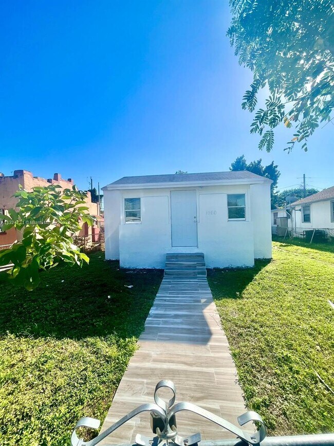 Building Photo - 1960 NW 49th St