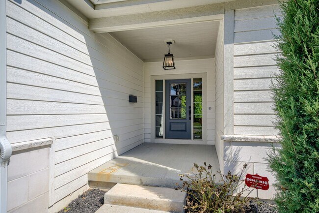 Foto del edificio - {4620} James Engle Custom Home built in 2019 + Main Floor Primary Bedroom + Finished Basement wit...